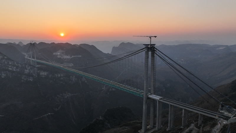 A Ponte Huajiang Grand Canyon redefine limites de engenharia na província de Guizhou. [Foto/Xinhua]