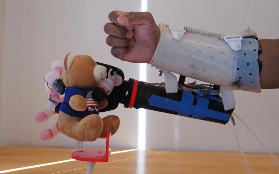 Mão robótica foi submetida a testes com vários objetos