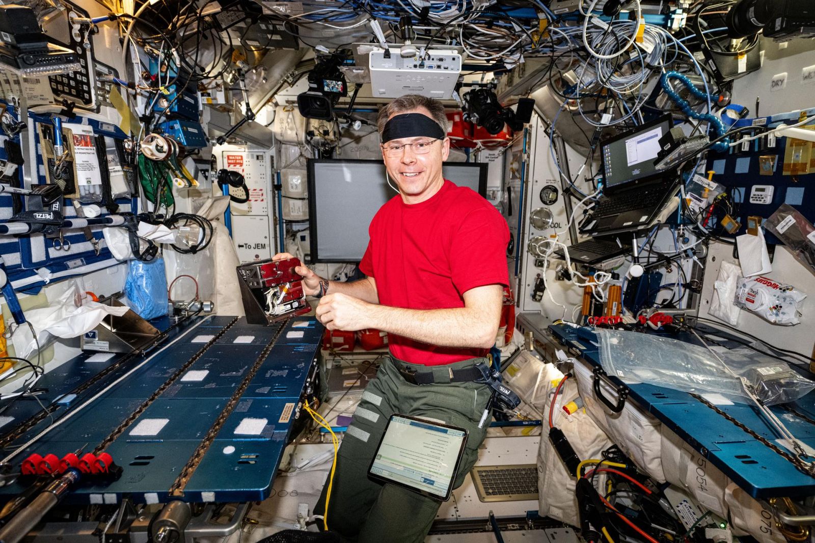 Nick Hague em seu laboratório na Estação Espacial