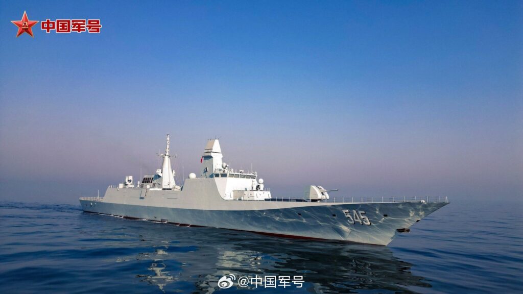 Fragata chinesa durante exercícios militares na costa asiática