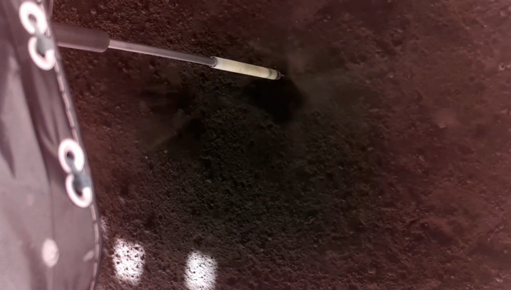 Imagem mostra momento em que a sonda consegue romper o solo lunar
