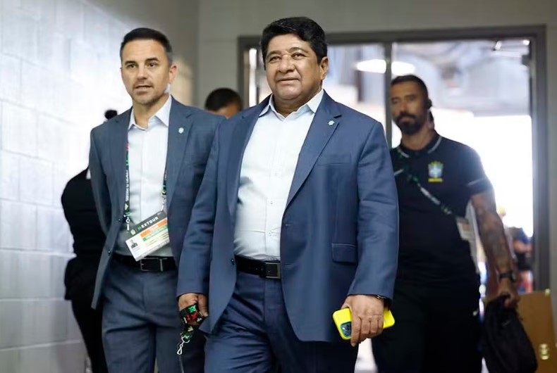 Imagem mostra Ednaldo Rodrigues, presidente da CBF, com o coordenador de seleções Rodrigo Caetano — Foto: Rafael Ribeiro / CBF