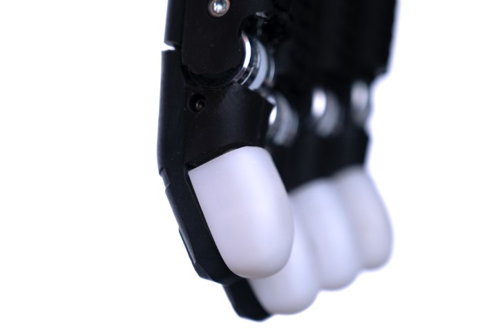 Detalhe da mão de um robô e o sensor acoplado