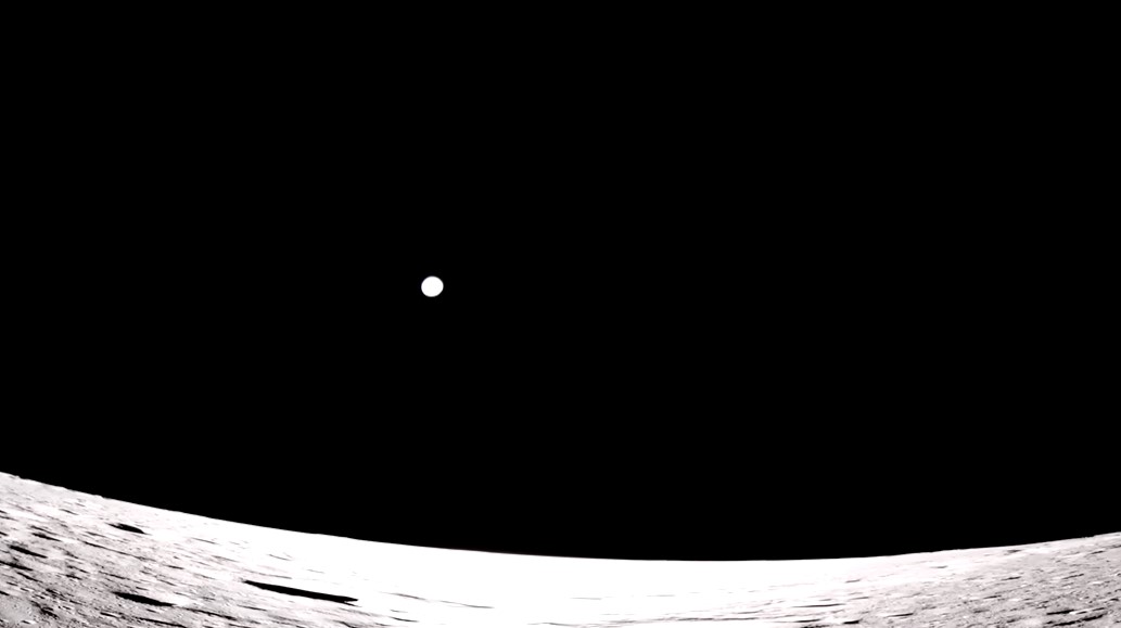 Imagem captada pela sonda ao pousar na Lua mostra a Terra ao fundo