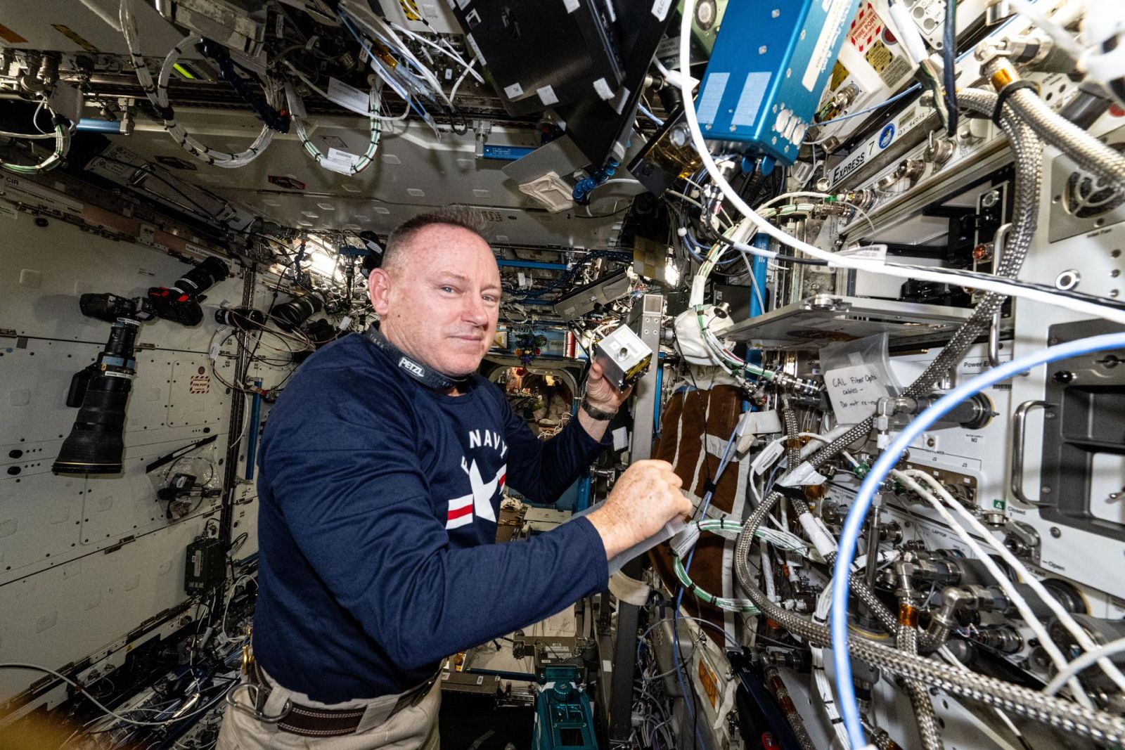 O astronauta da NASA Butch Wilmore trabalha com hardware para o InSPA Auxilium Bioprinter