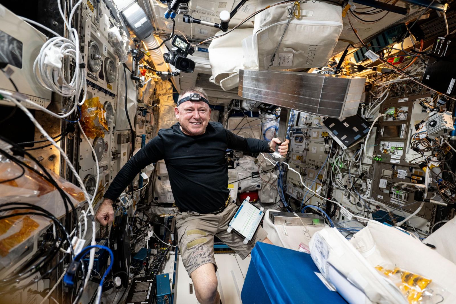  Butch Wilmore trabalha na instalação do dispositivo a bordo da Estação Espacial Internacional