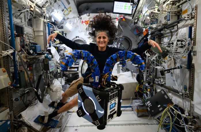 Suni Williams verifica um Astrobee equipado com braços semelhantes a tentáculos e almofadas adesivas para a investigação