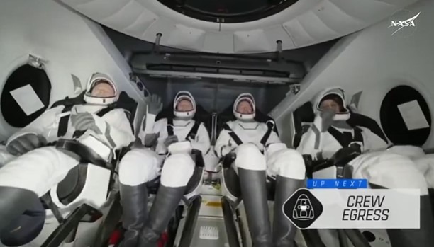 Astronautas retornam à Terra após 286 dias na Estação Espacial