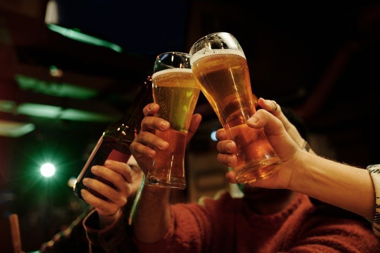 Estudo inédito no Brasil liga consumo de álcool a risco de demência