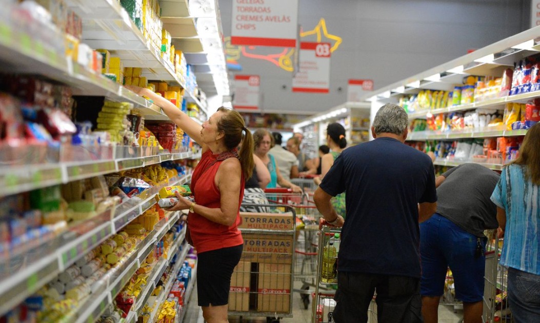 Comer ultraprocessados com frequência aumenta risco de morte precoce, diz estudo