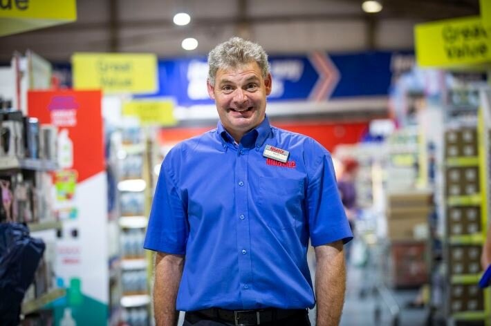 Após 40 anos de trabalho, funcionário ganha 40 enroladinhos de salsicha e viraliza na web