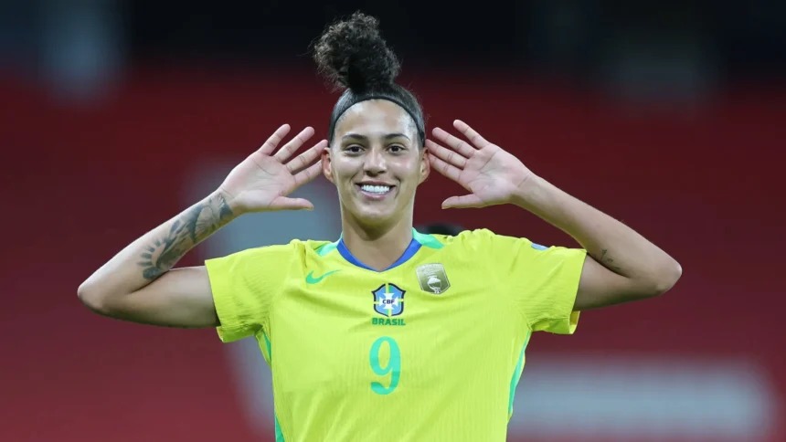 Vez, voz e vitrine: Campo Delas do iG fortalece o futebol feminino brasileiro