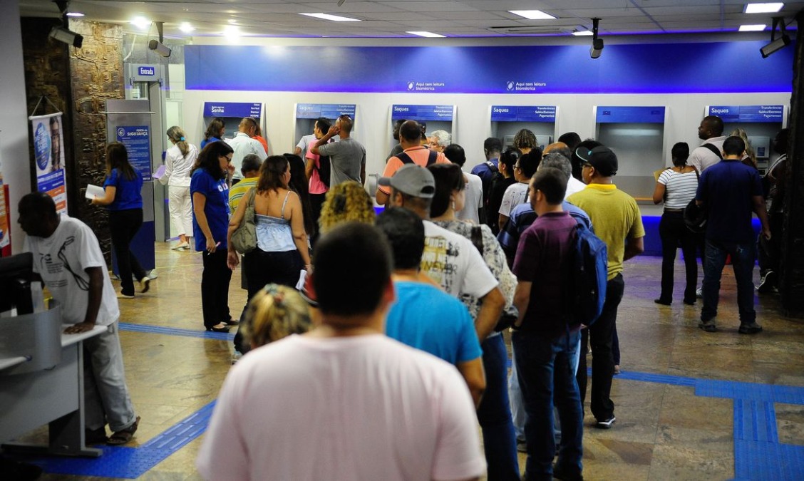 Famílias começam a receber R$ 600 do Governo Federal; confira datas e beneficiários
